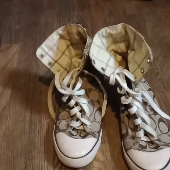 Coach - Picture 2 of 4